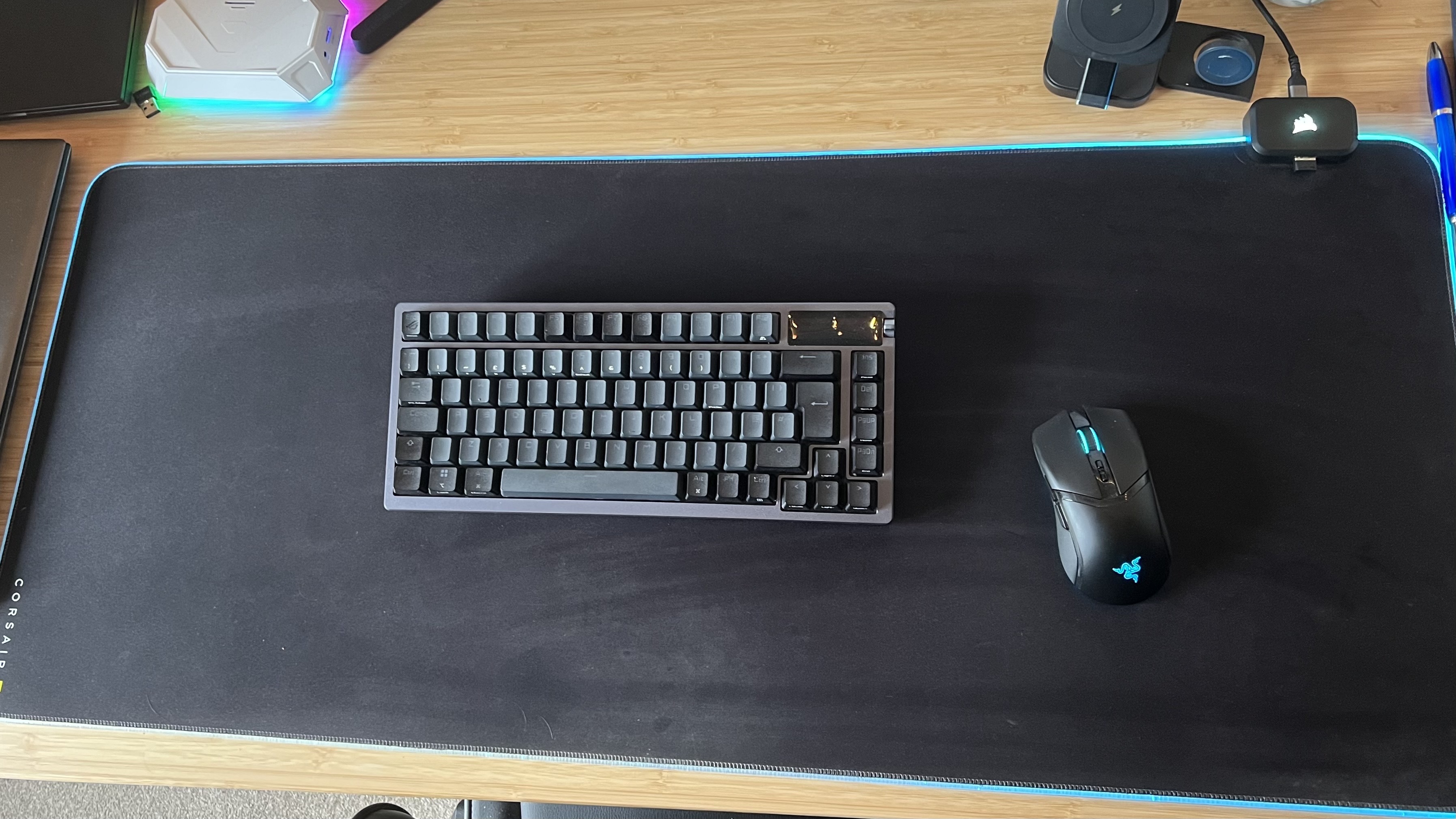 Tapis de souris étendu Corsair MM700 RGB sur un bureau avec clavier de jeu Asus et souris Razer