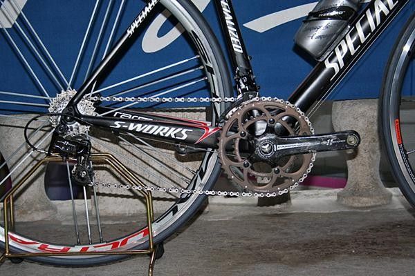 Outwardly the drivetrain doesn&rsquo;t look much different but has hollow crank arms and ceramic bearings all round.