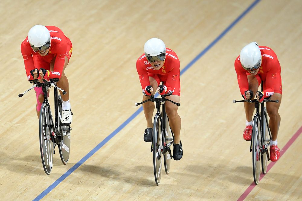 Thee Chinese team pursuit squad on track
