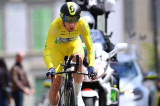 Simon Yates fights to hold on to his lead