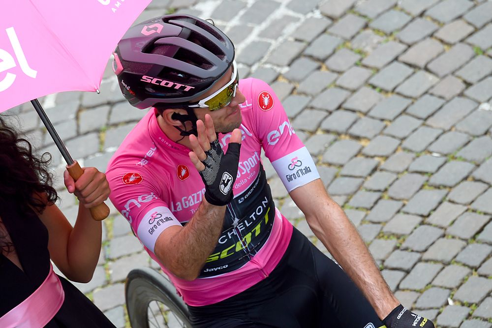 Simon Yates (Mitchelton-Scott) waves to the fans at the start of stage 12 - Giro d'Italia