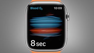 En närbild på urtavlan på Apple Watch Series 7 som visas upp mot en grå bakgrund.