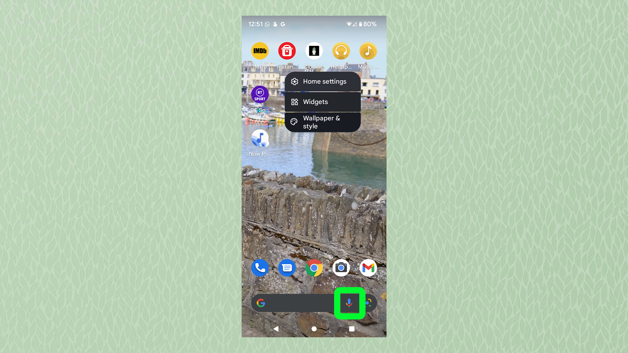 Скриншот с Android, показывающий панель поиска с выделенным микрофоном