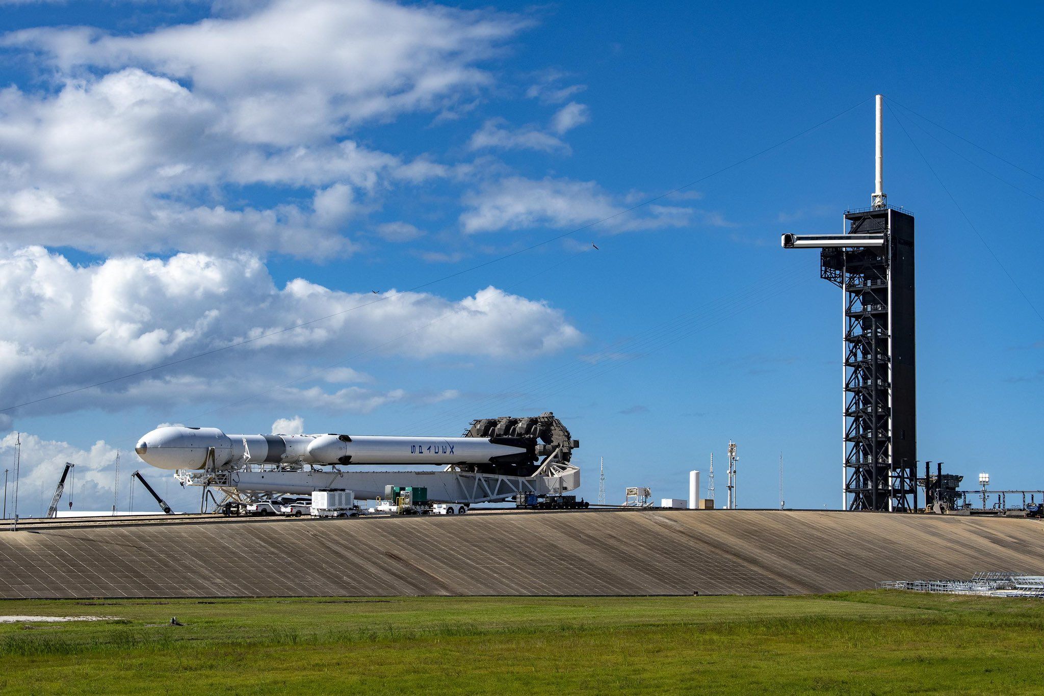 SpaceX rolls out Falcon Heavy rocket ahead of Tuesday launch (photo ...