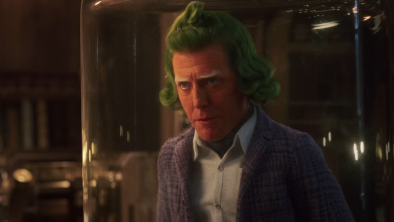 Hugh Grant spricht, während er in Wonka unter Glas gefangen ist.