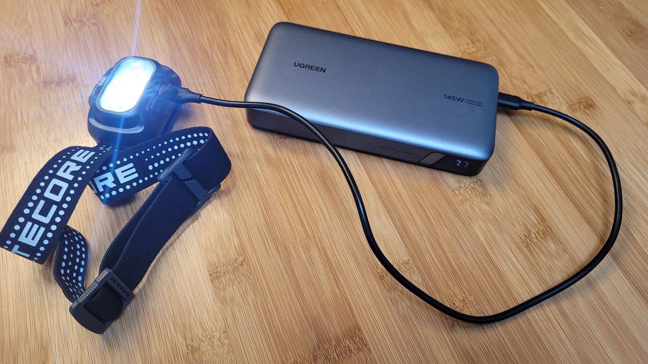 The Nitecore NU31 being charged by a Ugreen 145W powerbank whilst the light is still in operation