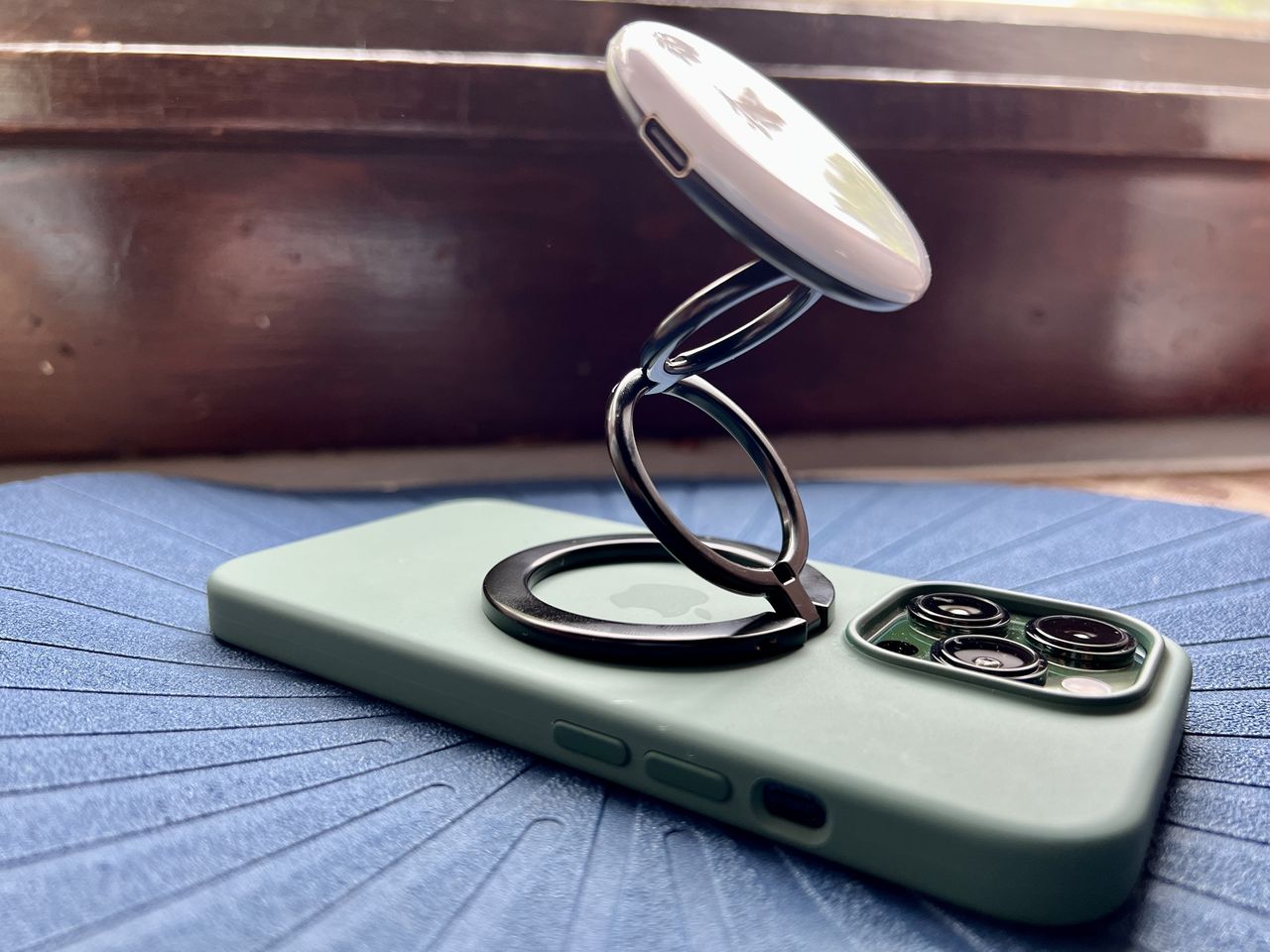 Sonix Maglink Pop Up Selfie Light Expanded