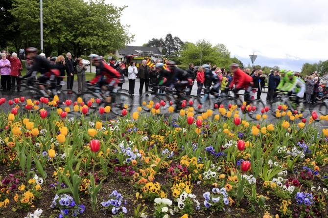 The peloton pass by on stage 2 of the Giro d'Italia