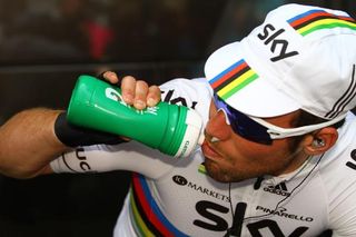 Mark Cavendish (Sky) gets warmed up