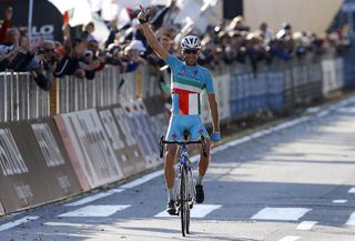Vincenzo Nibali wins the 2015 Il Lombardia