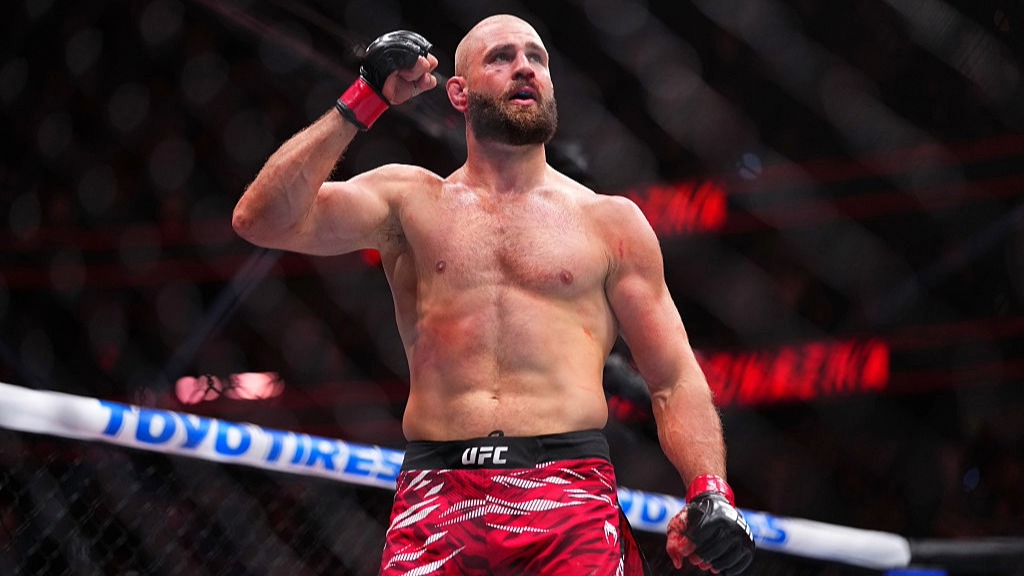 Ji&amp;#345;&amp;iacute; Proch&amp;aacute;zka raises his fist in the air after winning a UFC fight.