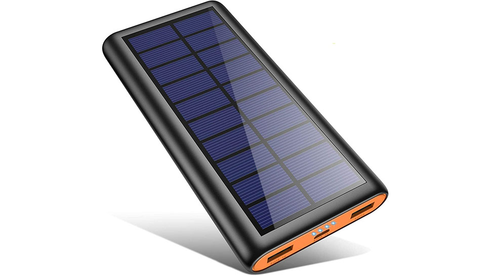 En svart, blå och orange Kilponen Solar Power Bank, 26800mAh visas upp mot en vit bakgrund.