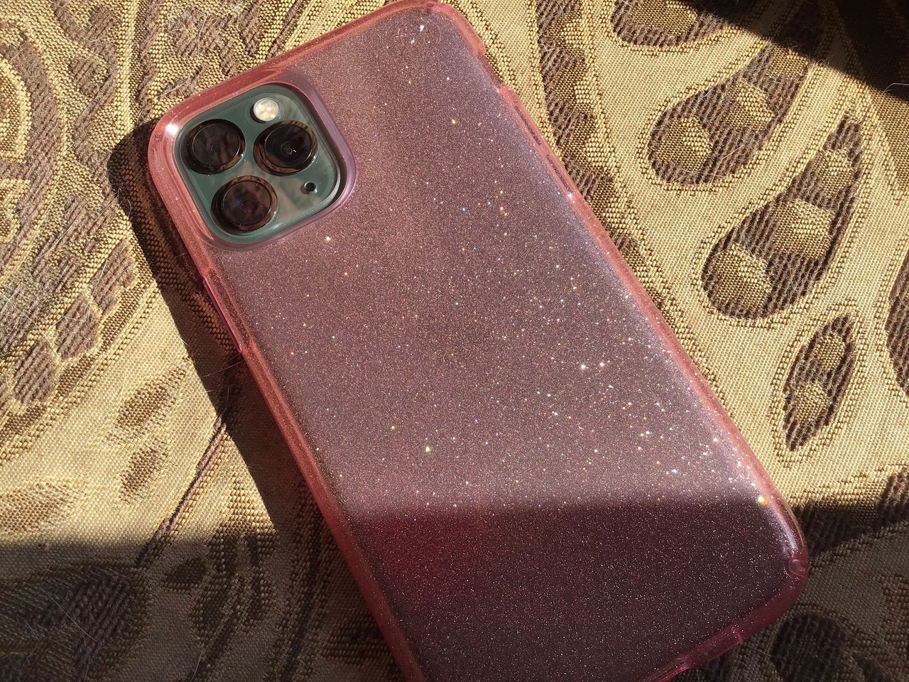 Speck Presidio Clear + Glitter Bella Pink in sunlight