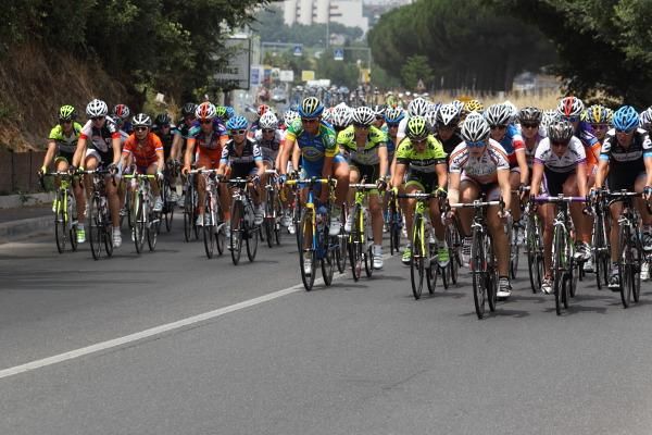 The bunch stayed together for the first 50km