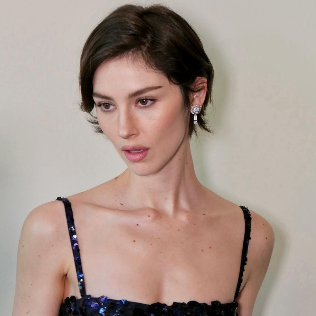 Gracie Abrams with a short elfin bob haircut