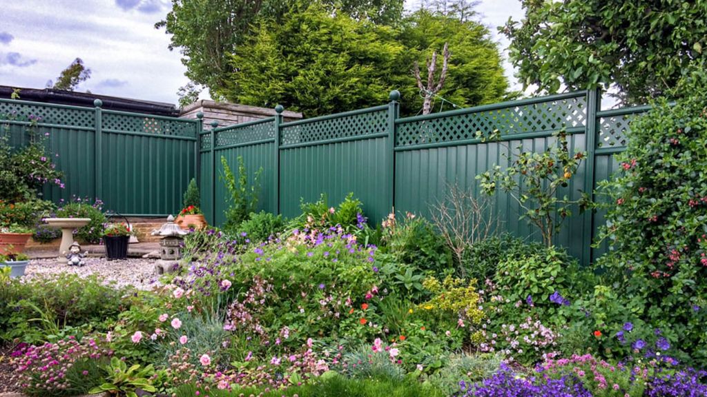 What color fence paint makes a garden look bigger? Experts reveal all