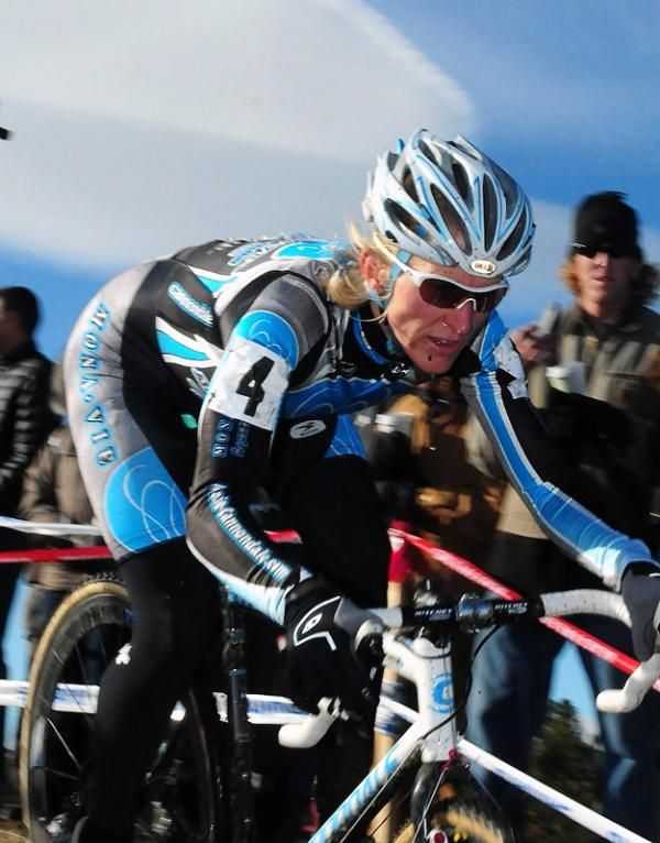 Sue Butler (Mona Vie/Cannondale) on a descent.