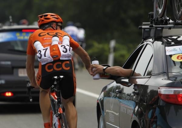 Dariusz Batek (CCC Polsat) takes on water.
