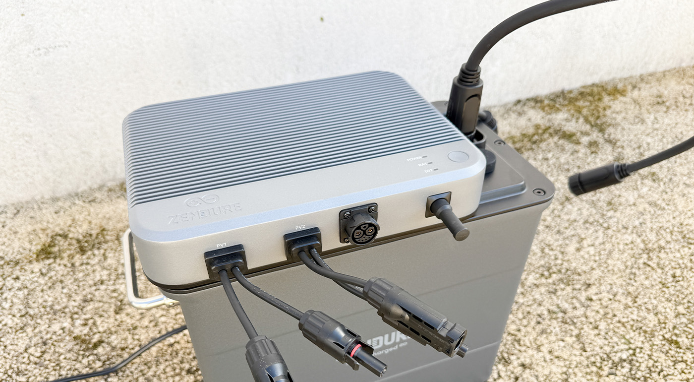 les connecteurs de l'onduleur solarflow de zendure pour brancher les panneaux solaires et la batterie