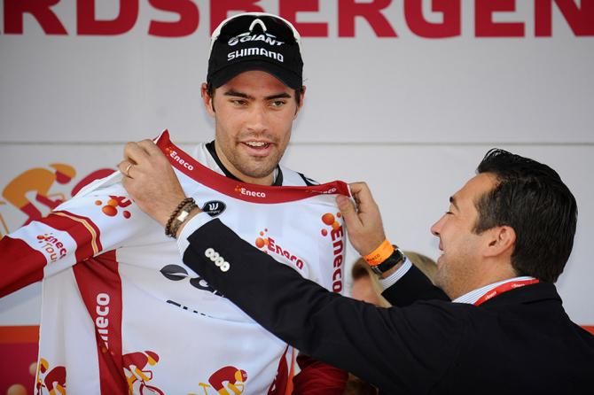 Tom Dumoulin takes his new leader's jersey