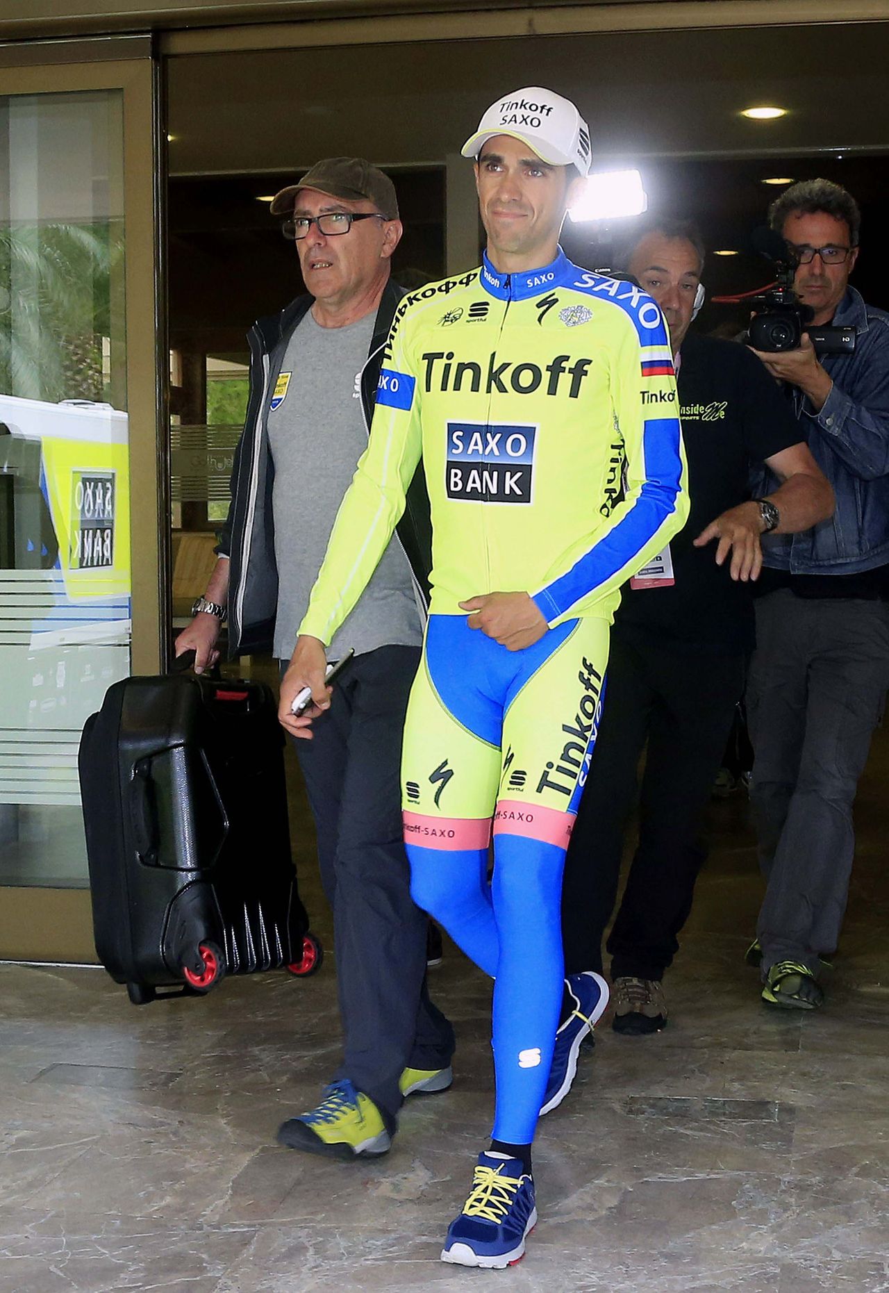 Alberto Contador (Tinkoff-Saxo) left his hotel with arm held low