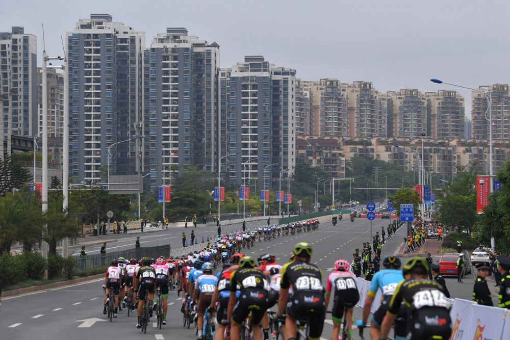 The peloton was lined out on the fast circuits