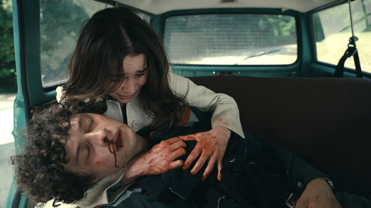 Sasha en Bea samen achterin een auto in de finale van Pony's