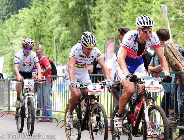 Jusoslav Kulhavy (Rubena-Birell) in the second group with the world champion on his wheel.