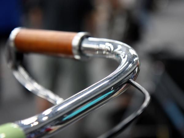 Brake cables are fed through the handlebar on Shelly Horton's bike. Fully custom Cinelli bars are slated to be included around May.