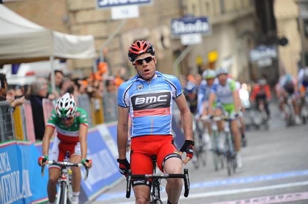 Cadel Evans (BMC) confirmed his grip on the Tirreno-Adriatico overall with a stage win in Macerata.