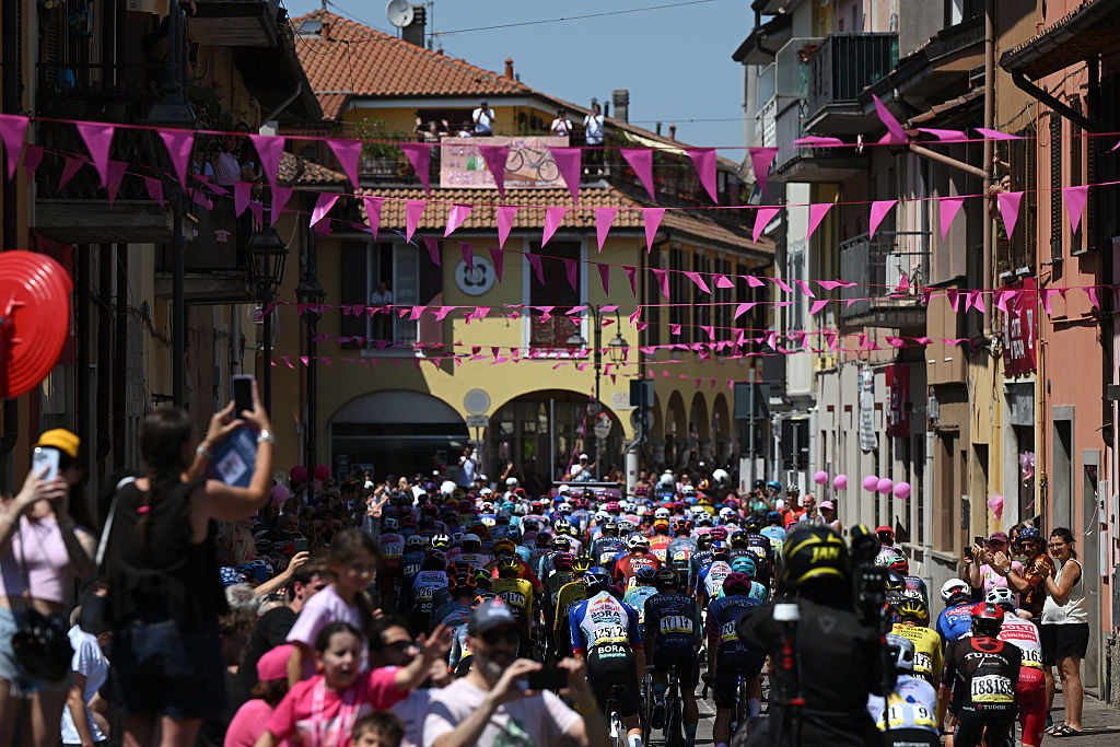 CASSANO D&amp;amp;apos;ADDA, ITALY - MAY 27: A general view of the peloton prior to the 109th Giro d&amp;amp;apos;Italia 2026, Stage 17 a 202km stage from Cassano d&amp;amp;apos;Adda to Andalo 1012m / #UCIWT / on May 27, 2026 in Cassano d&amp;amp;apos;Adda, Italy. (Photo by Dario Belingheri/Getty Images)
