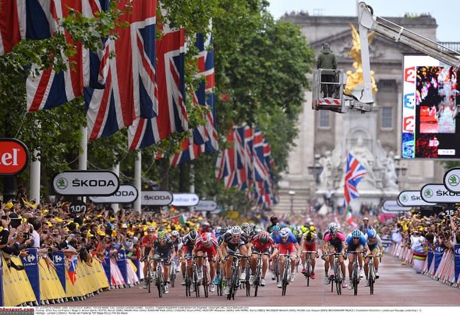 The stage 3 sprint ends near Buckingham Palace in London