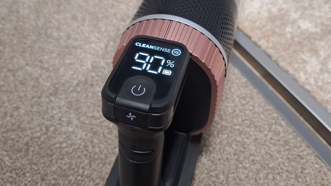 Close up of screen on Shark Stratos IZ400 cordless vacuum