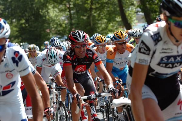 Jos&eacute; Vicente Garcia Acosta (Caisse d'Epargne) in the peloton.