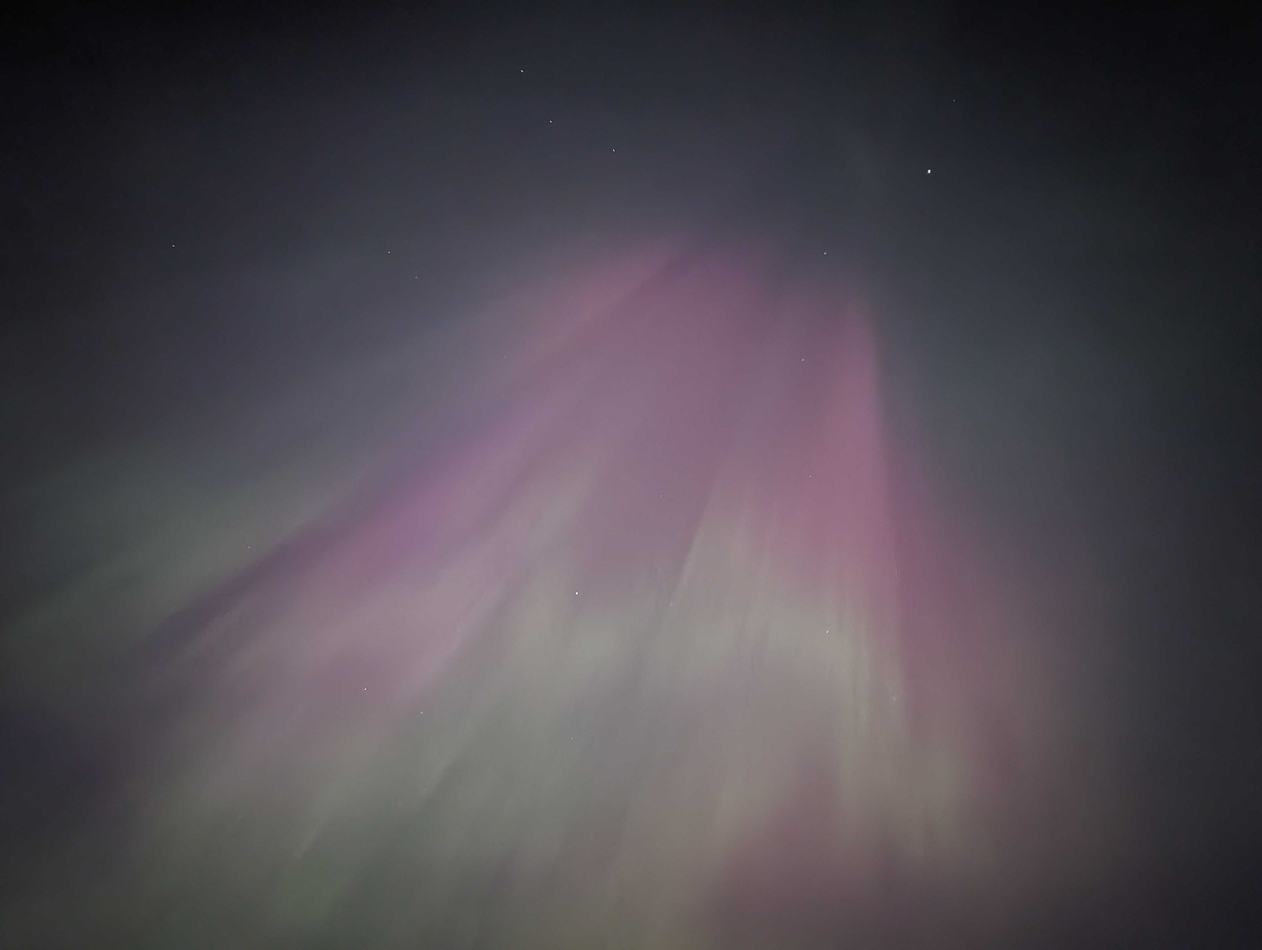 Uma foto das luzes do norte no céu noturno