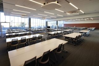 The learning studios provide flexibility in room configuration and allow the instructor to choose between teaching in the round, or from a more traditional lectern at the front of the room.