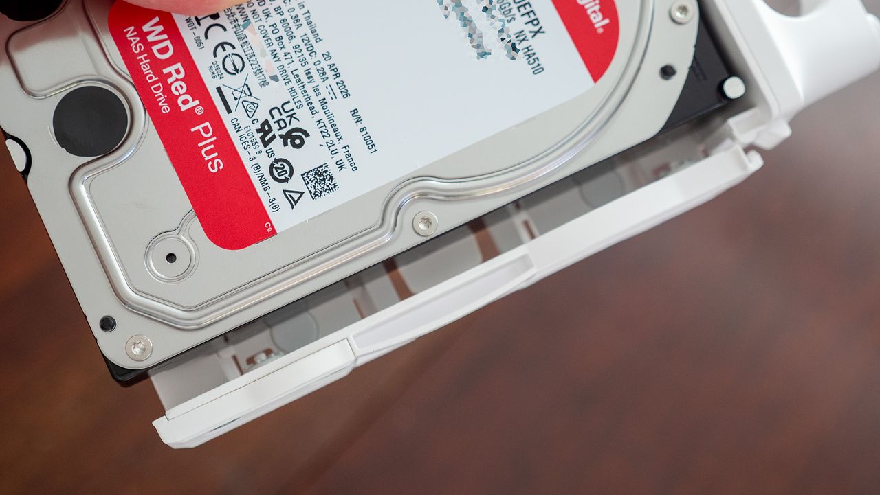Setting up the UGREEN HomeAgent HA100 and plugging all the harddrives in