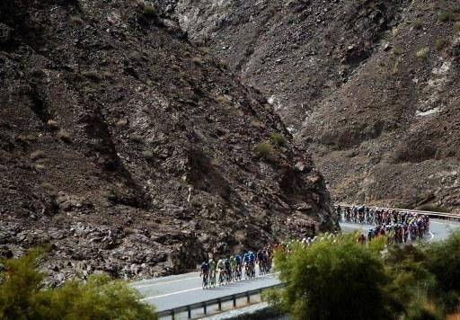 The peloton during stage 3 in Oman