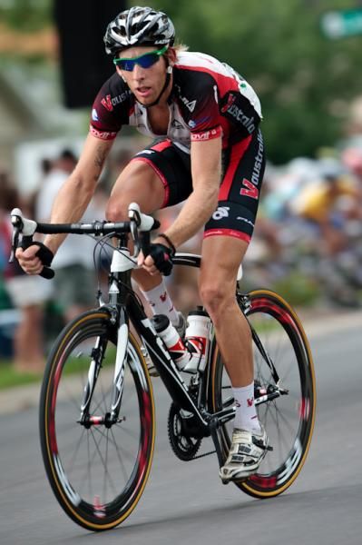 Johnny Walker (Fly V Australia) tries to bridge.