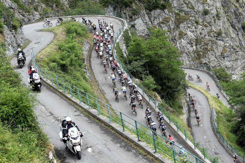 The peloton reaches the top of the Les Lacets de Montvernier climb
