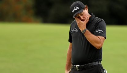 Mickelson misses a putt