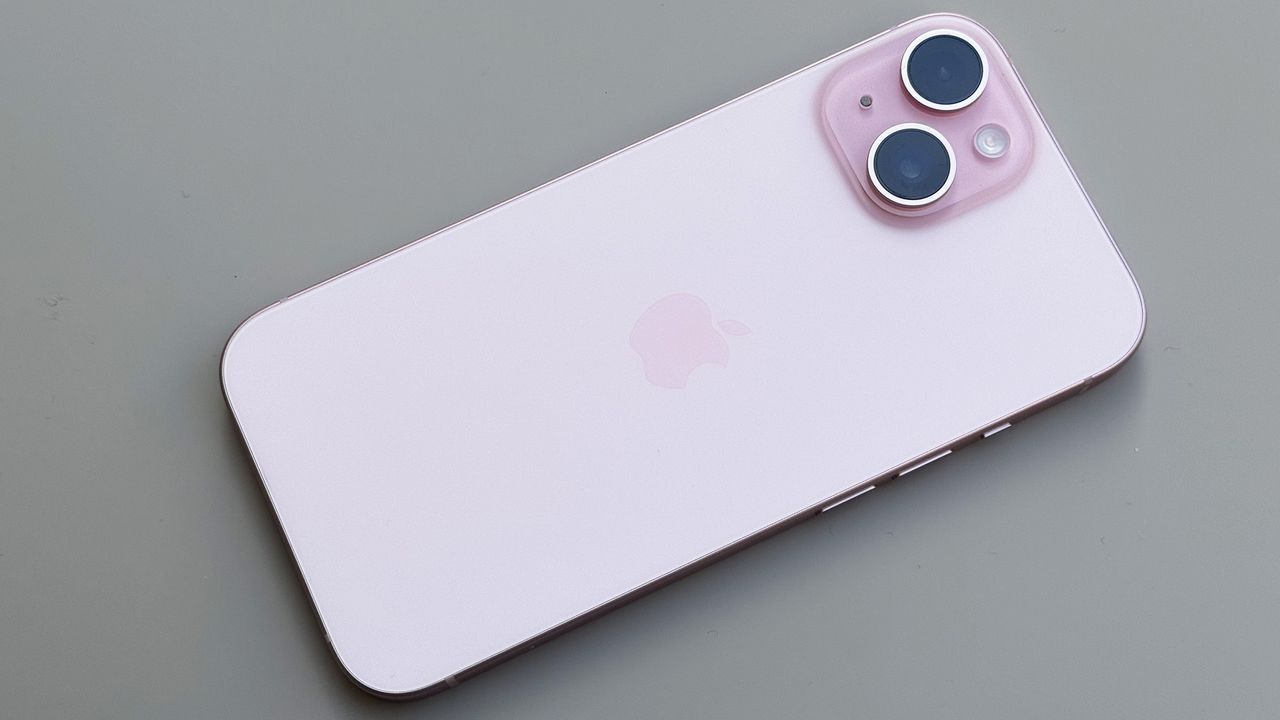 iPhone 15 in pink product pic