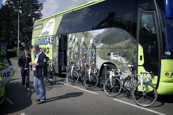 The Liquigas-Doimo team bus.