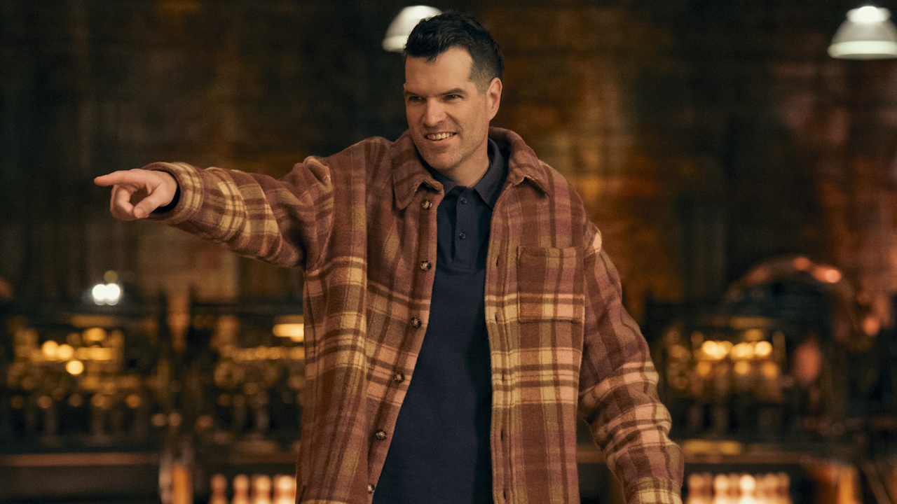 『Nobody Wants This』でサーシャ・ロクロフを演じるティモシー・シモンズ。