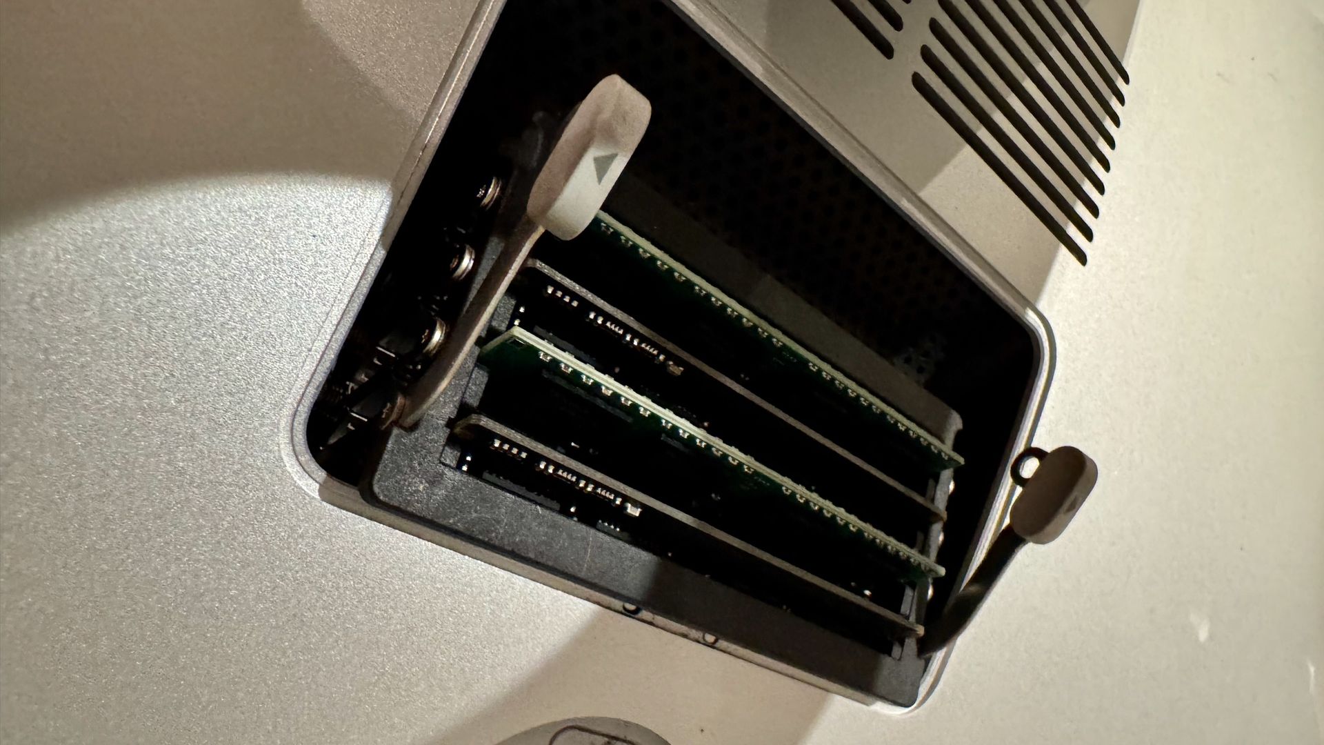 Acceso de RAM en un iMac 2013.