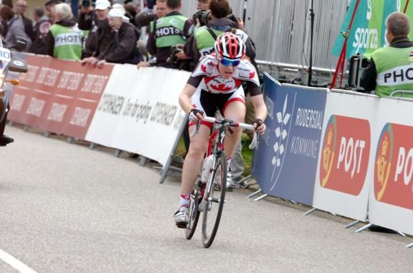 Clara Hughes (Canada) gives it her all