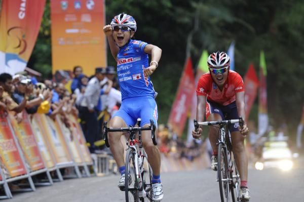 Yasuharu Nakajima congratulated on his victory