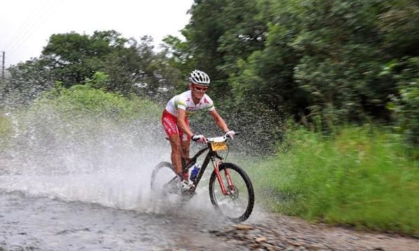 Burry Stander flies through a water crossing.