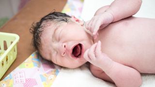 当婴儿出生时，他们第一次通过肺部呼吸。