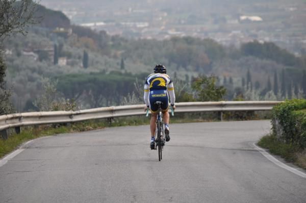 A rider descends in the 2012 team kit.